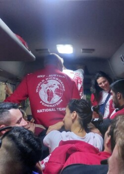 Gruppenkuscheln im zu kleinen Team Bus :-)